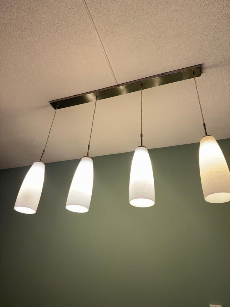 Moderne hanglamp met 4 glazen kappen, Ophalen of Verzenden, Zo goed als nieuw