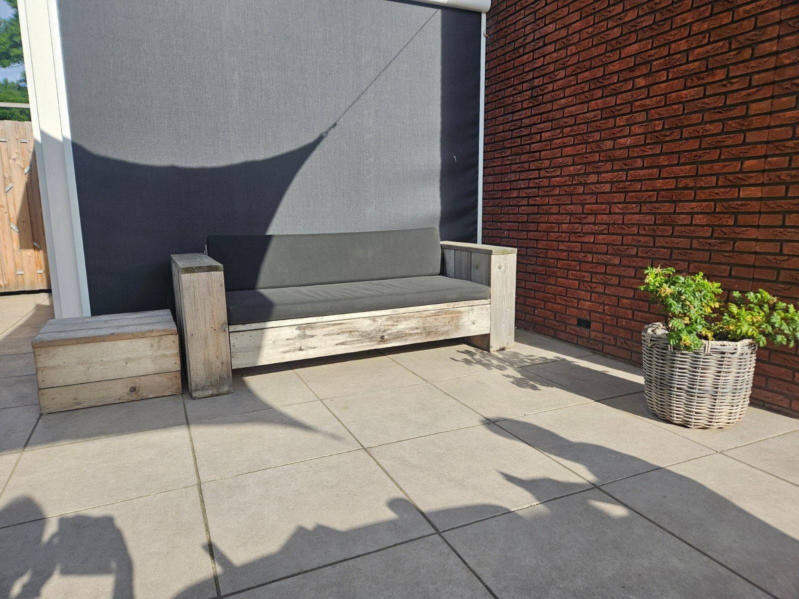 Stevige houten tuinbank met kussen en bijzettafel, Ophalen, Gebruikt, Hout