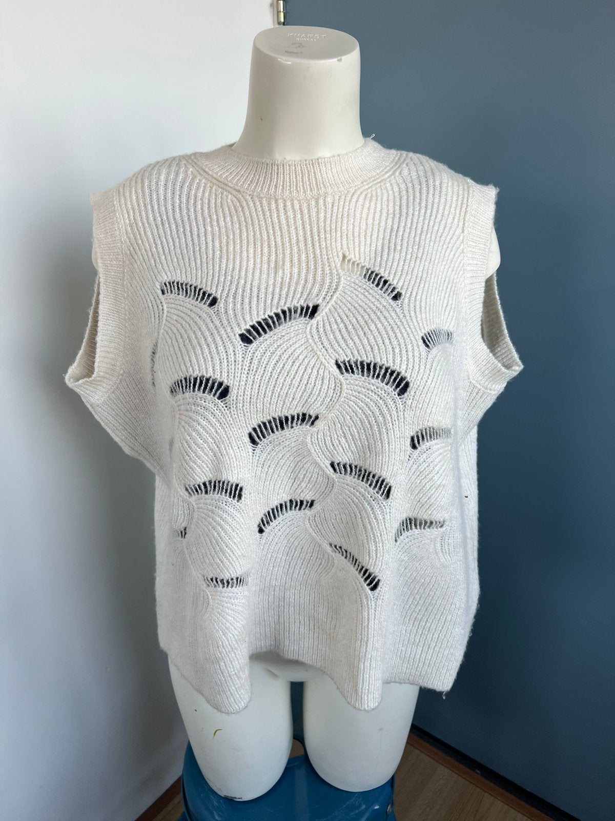 Modstrom roomwit ajour gebreid mouwloos trui l, Kleding | Dames, Wit, Maat 42/44 (L), Ophalen of Verzenden, Zo goed als nieuw