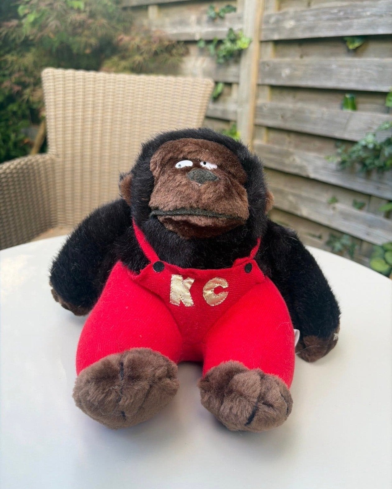 Vintage Gorilla Knuffel met Rode Tuinbroek 'KC', Kinderen en Baby's, Gebruikt, Overige merken, Overige karakters, Ophalen of Verzenden