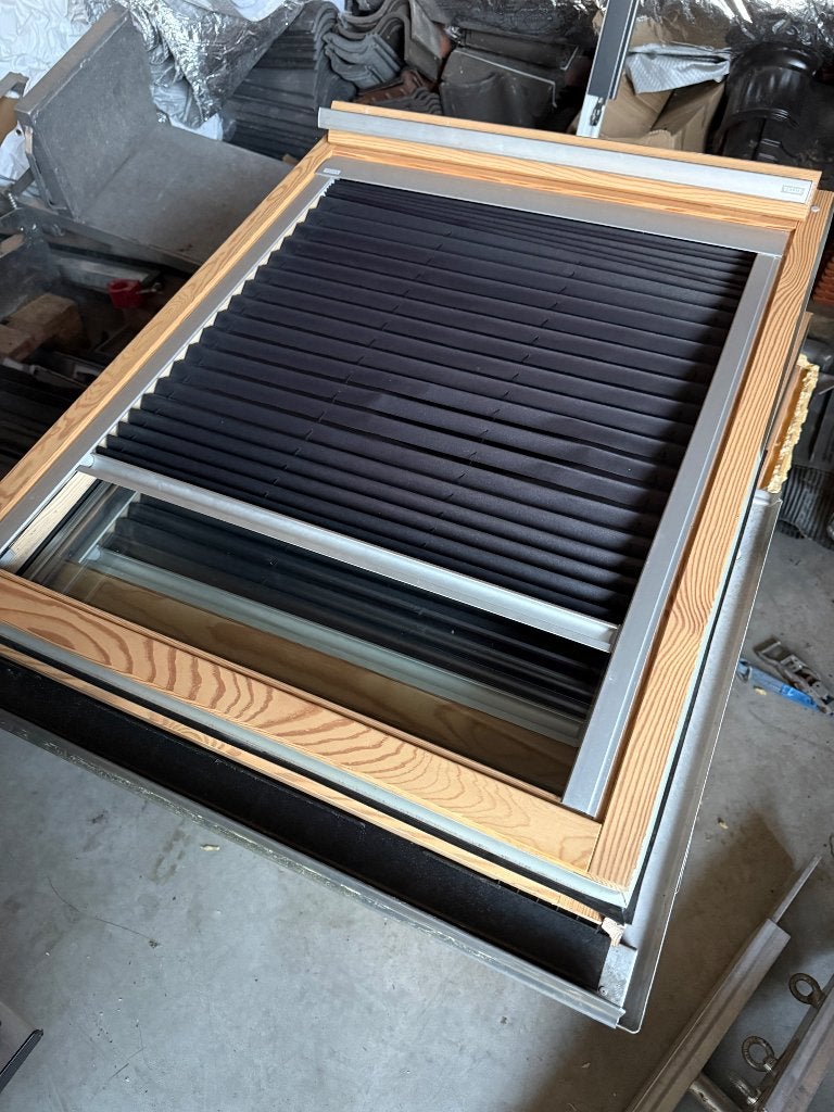 Velux M04 78 x 98  vier stuk totaal met zwart plissé gordijn, Doe-het-zelf en Verbouw, Ophalen, Minder dan 80 cm, 80 tot 120 cm