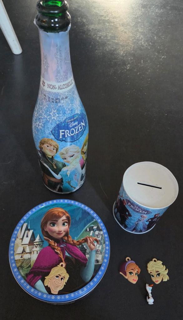 Frozen set van fles, blikje spaarpot en kleine hangers, Ophalen of Verzenden, Overige figuren, Beeldje of Figuurtje