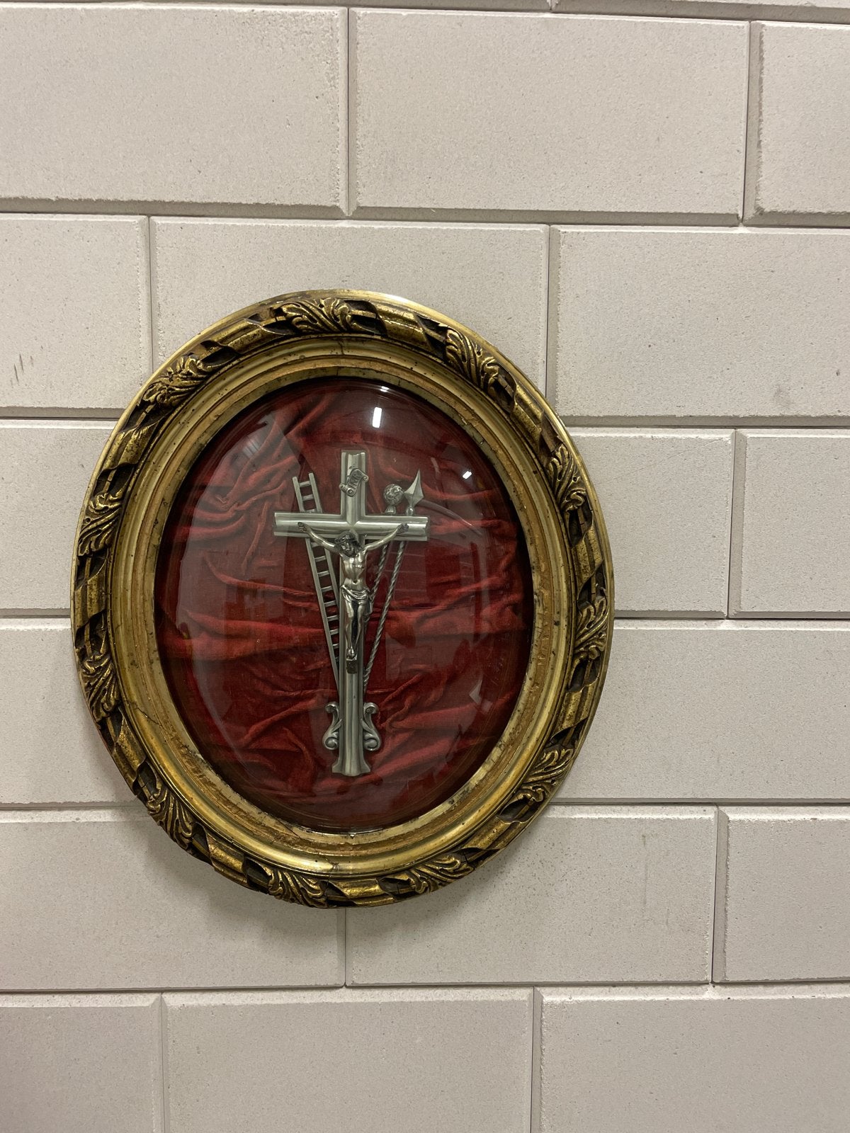 Antiek Kruisbeeld in Gouden Lijst - Religieuze Kunst, Antiek en Kunst, Ophalen of Verzenden
