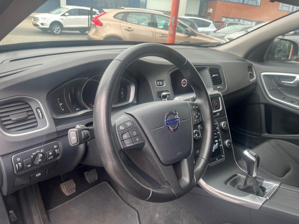 Volvo V60 2.0 T3 152PK Momentum PDC/BLUETOOTH/NAVI, Auto's, Gebruikt, Euro 6, 4 cilinders, 1969 cc