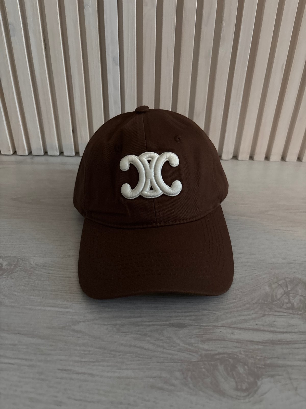 Celine pet bruin met wit logo, Ophalen of Verzenden, Zo goed als nieuw, One size fits all, Pet