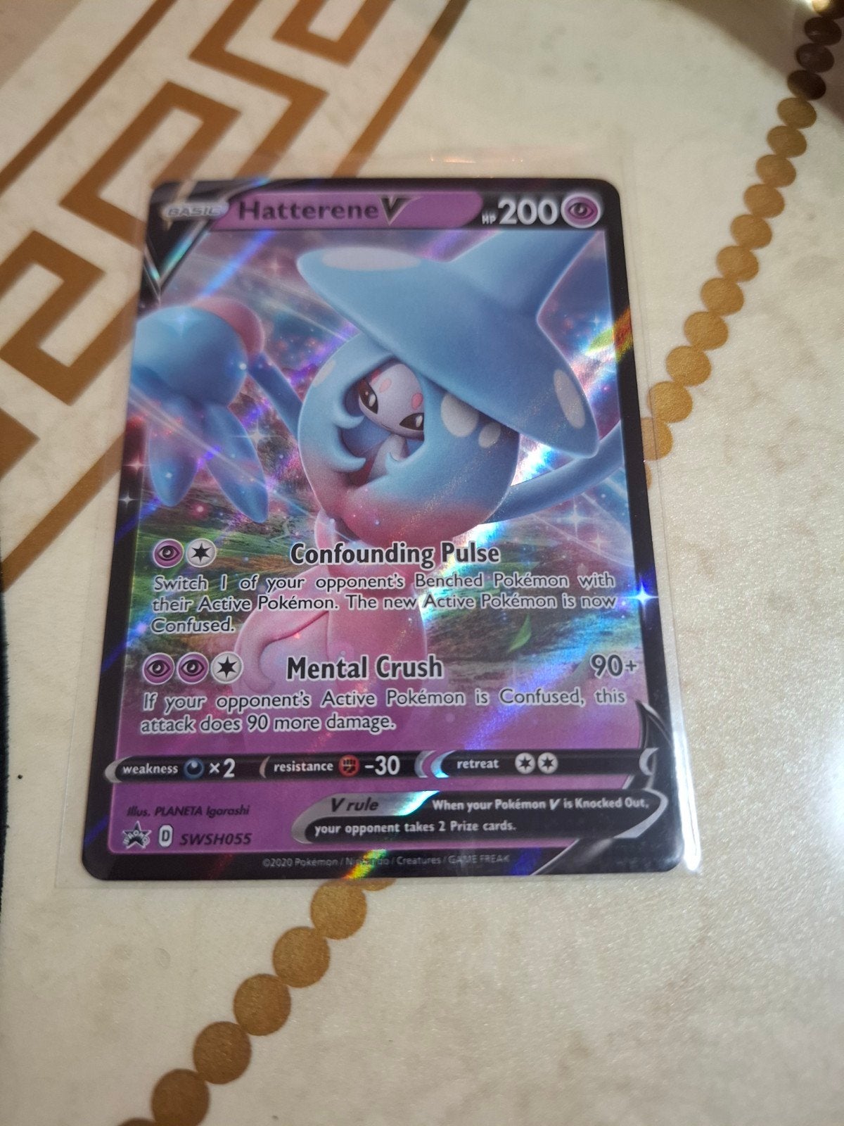 Pokémon Kaart Hatterene V SWSH055 Promo Holo, Ophalen of Verzenden, Zo goed als nieuw, Losse kaart, Foil