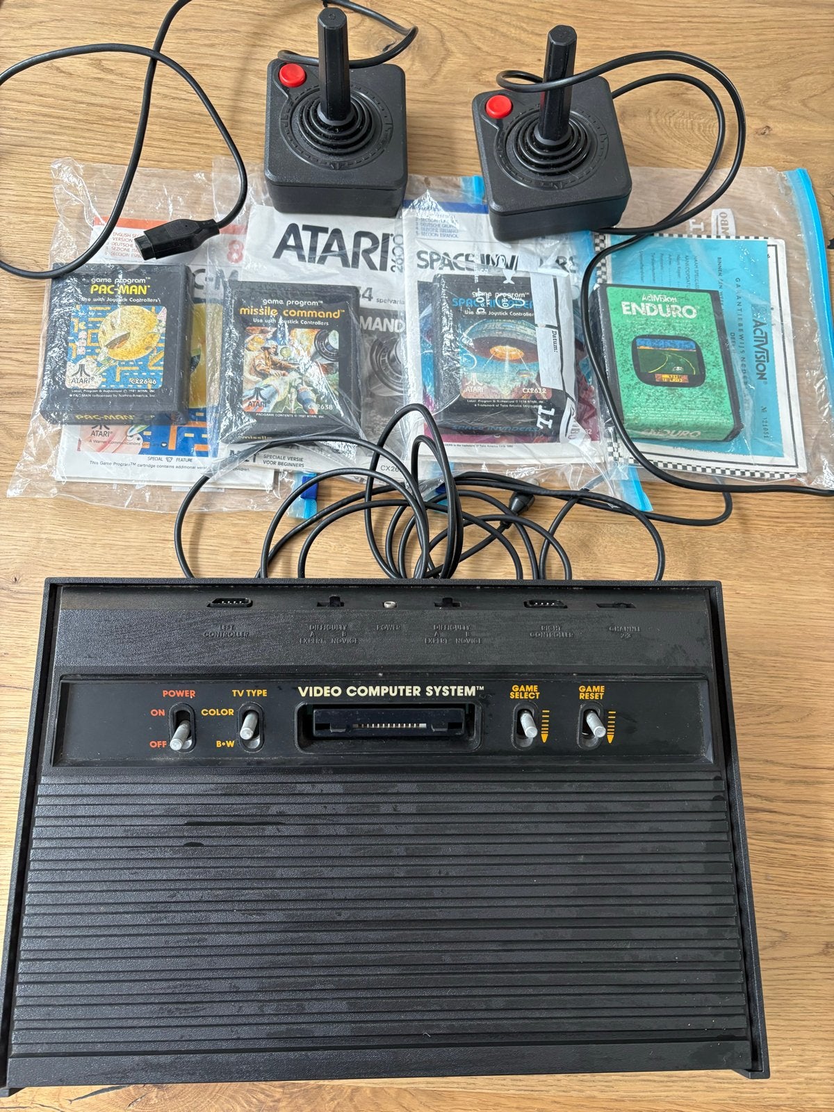 Atari 2600 met 2 controllers en 5 games (voeding ontbreekt), Spelcomputers en Games, Spelcomputers | Atari, Met games, Met 2 controllers