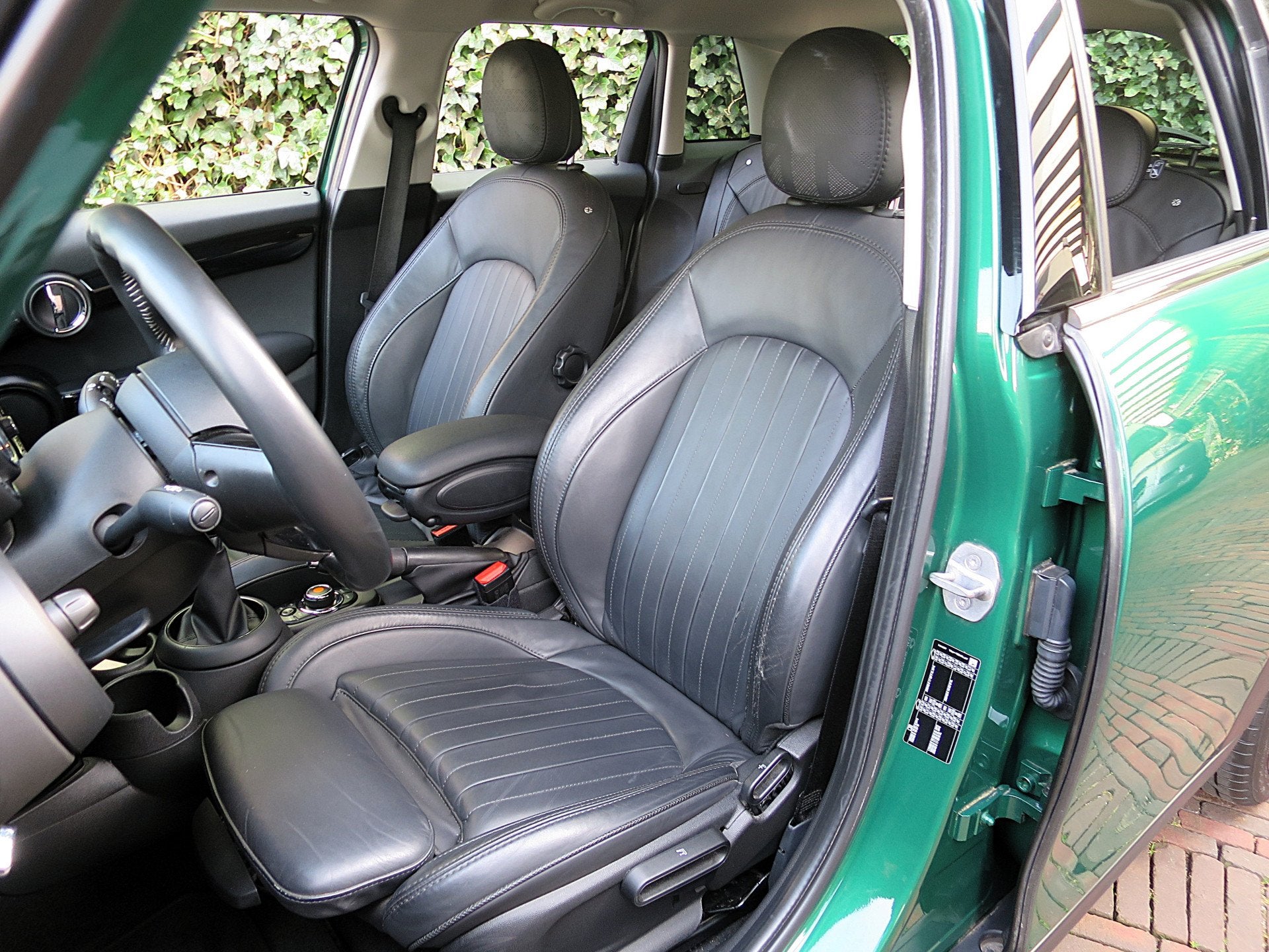 MINI Cooper S 2.0 60 Years Edition F55 LCI 5-drs met Head-up, Gebruikt, Bedrijf, Handgeschakeld, Automatische klimaatregeling