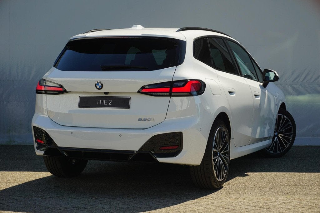BMW 2 Serie Active Tourer 220i | M Sportpakket | Panoramadak, Auto's, BMW, Stof, 156 pk, Met garantie (alle), Wit