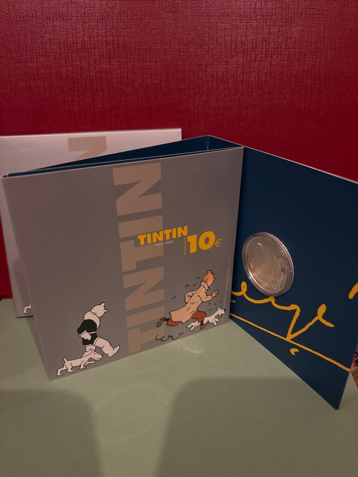 Tintin 10€ munt in verzamelmap - 1929-2004, Postzegels en Munten, Ophalen, Verzamelmap