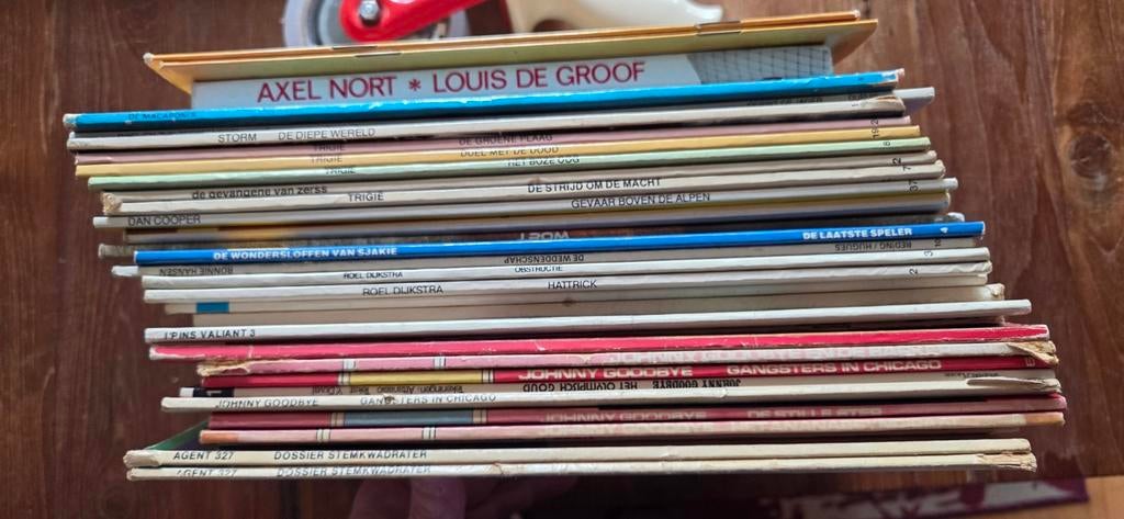 33 verschillende stripboeken/comics, Ophalen of Verzenden, Gelezen