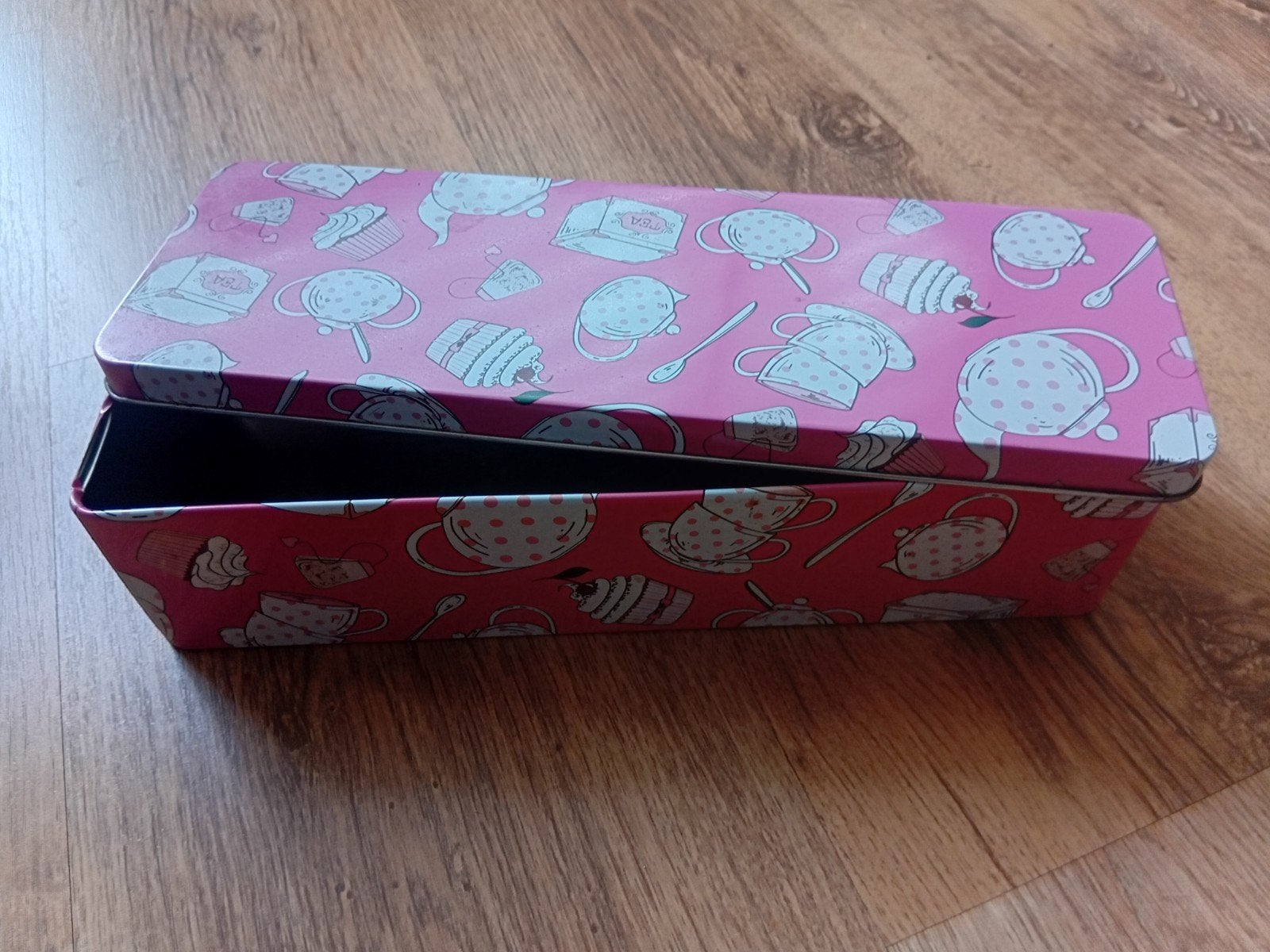 Roze metalen opbergdoos met theepotjes en gebakjes, Minder dan 50 cm, Gebruikt, Minder dan 50 cm, Ophalen of Verzenden