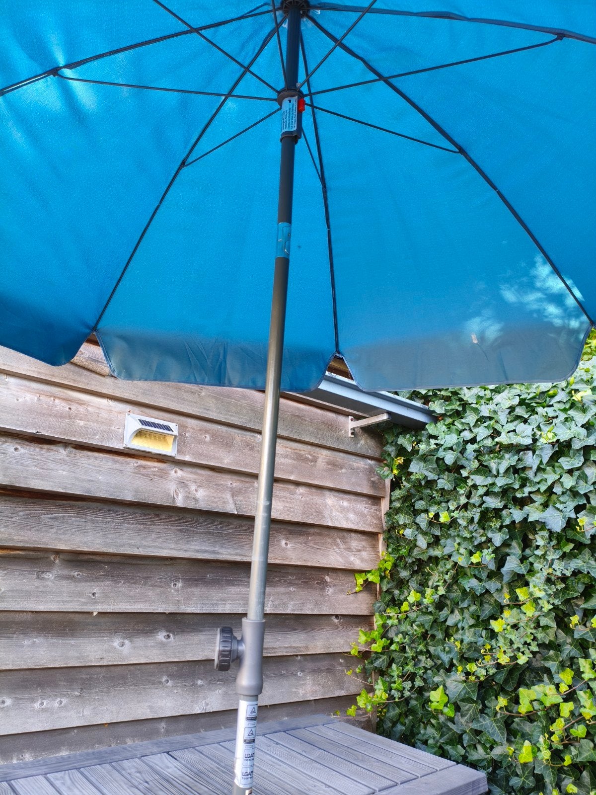 Parasol met voet - Blauw, verstelbaar en kantelbaar, Ophalen, Kantelbaar, Gebruikt, 2 tot 3 meter