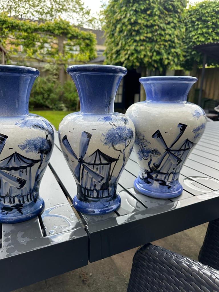 Set van 3 Delfts blauwe vazen met molen decoratie en een pot, Antiek en Kunst, Ophalen of Verzenden
