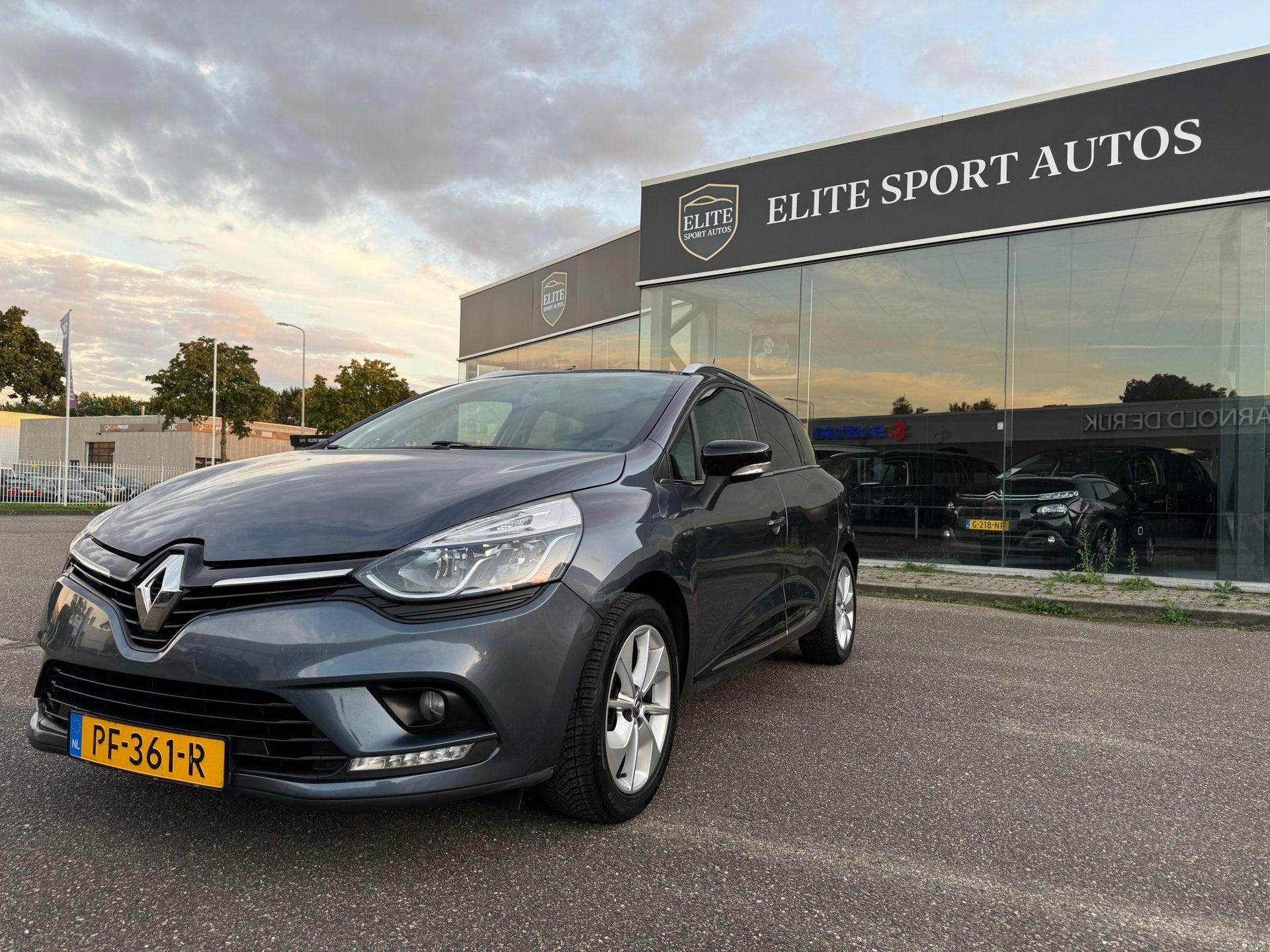Renault Clio Estate 0.9 TCe Limited I Navi I Cruise control, Auto's, Voorwielaandrijving, 898 cc, Gebruikt, 580 kg