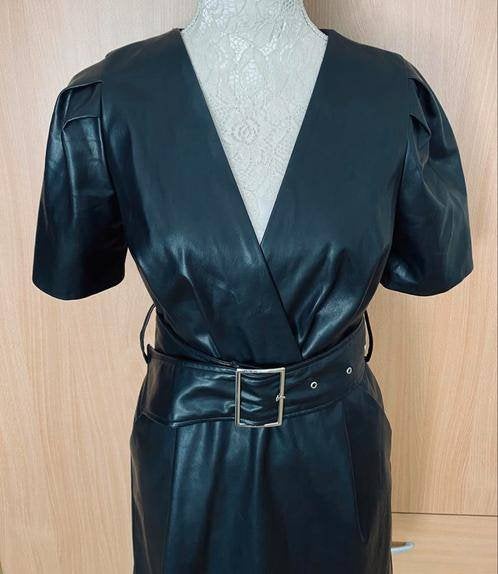 Bershka lederlook jurk maat M [v], Kleding | Dames, Maat 38/40 (M), Zwart, Nieuw, Ophalen of Verzenden