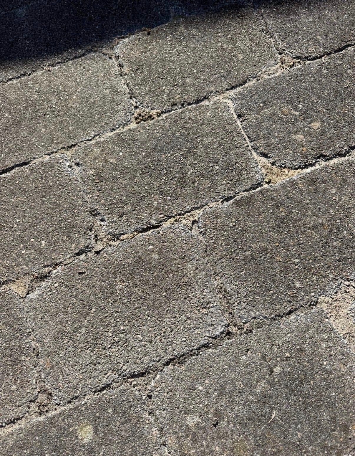 Gratis af te halen: Grijze getrommelde betonklinkers (ca. 20, Ophalen, Gebruikt, Klinkers, 10 m² of meer