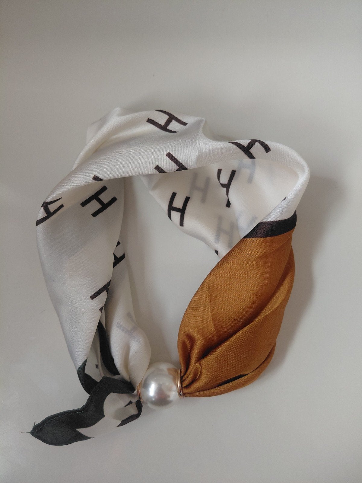Elegante Zijdelook Sjaal / Twilly met Magnetische Parelsluit, Ophalen of Verzenden, Nieuw, Sjaal
