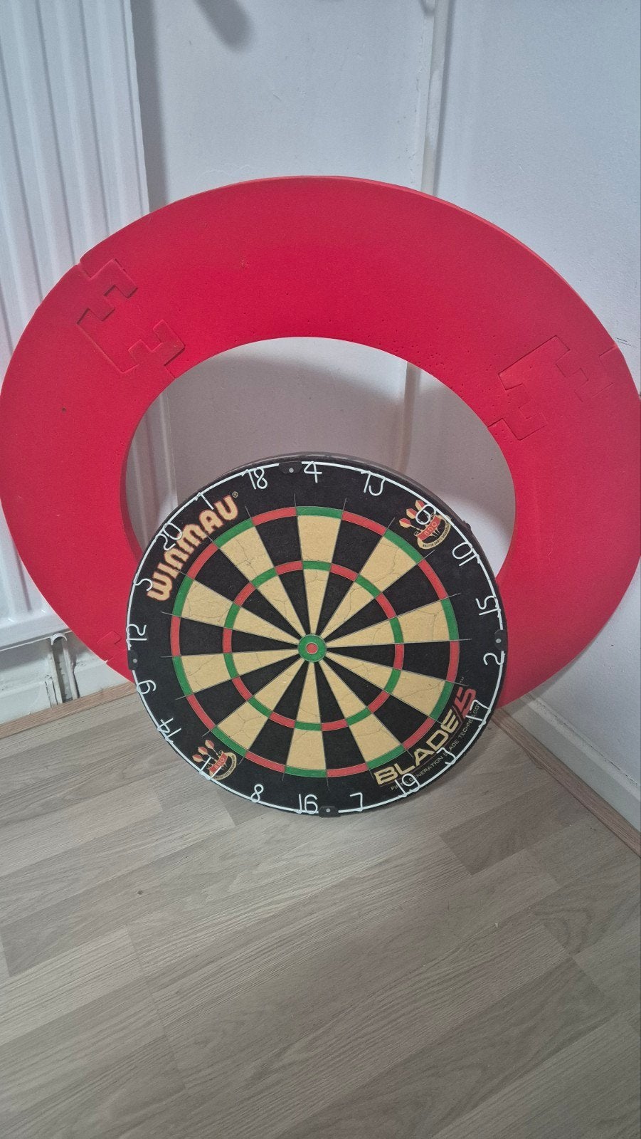 Winmau Blade 5 dartbord met surround, Sport en Fitness, Darts, Ophalen, Gebruikt, Dartbord