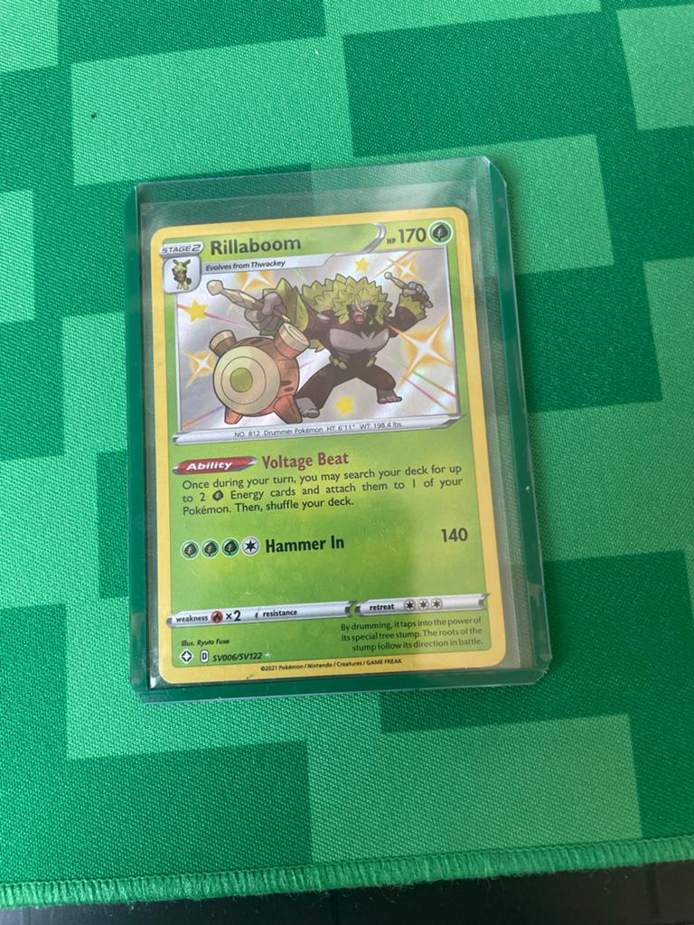 Rillaboom SV006/SV122 Shiny Fates Pokémon Kaart, Hobby en Vrije tijd, Verzamelkaartspellen | Pokémon, Verzenden, Zo goed als nieuw