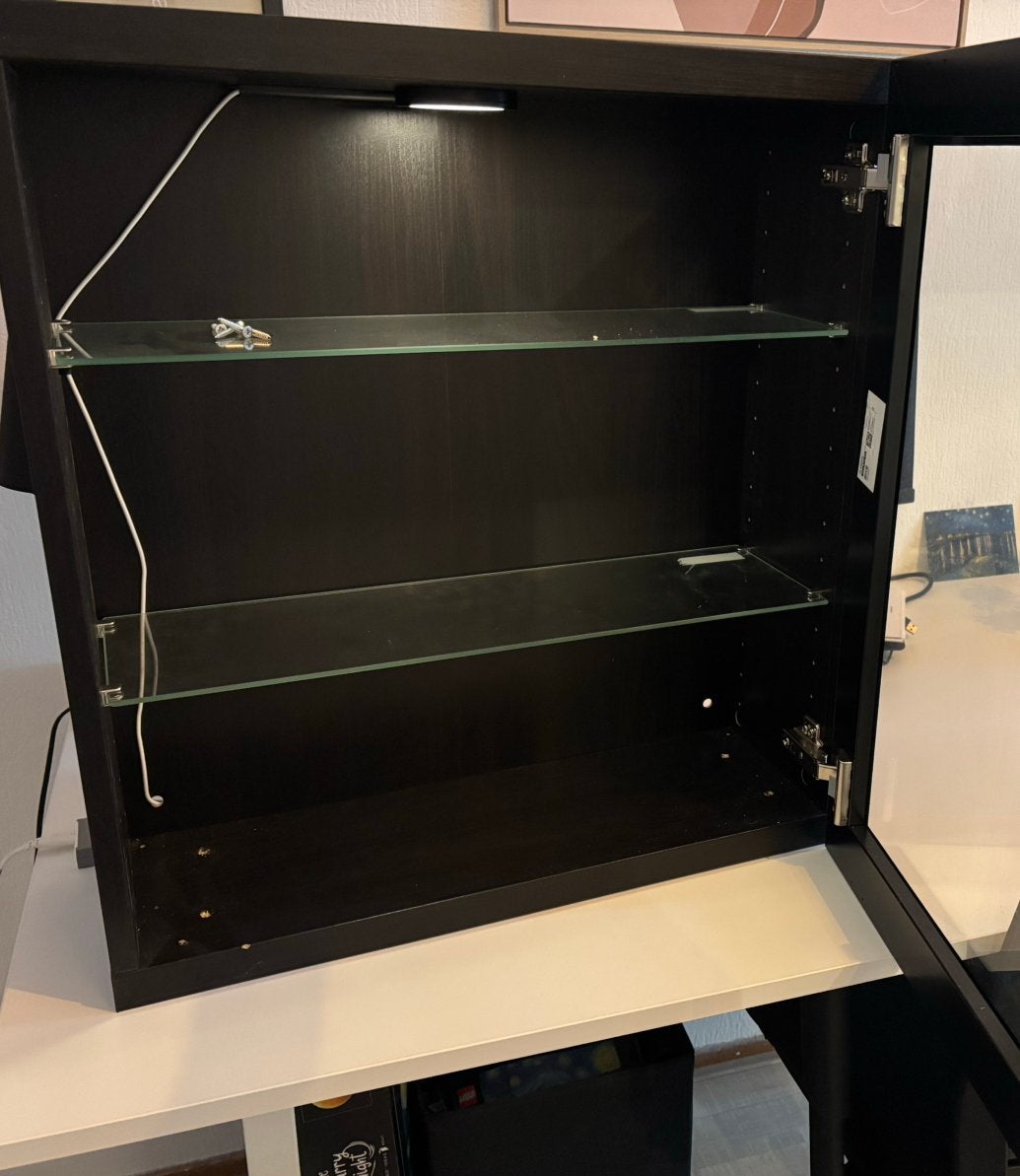 Vitrinekast IKEA met lampje, Ophalen, Zo goed als nieuw