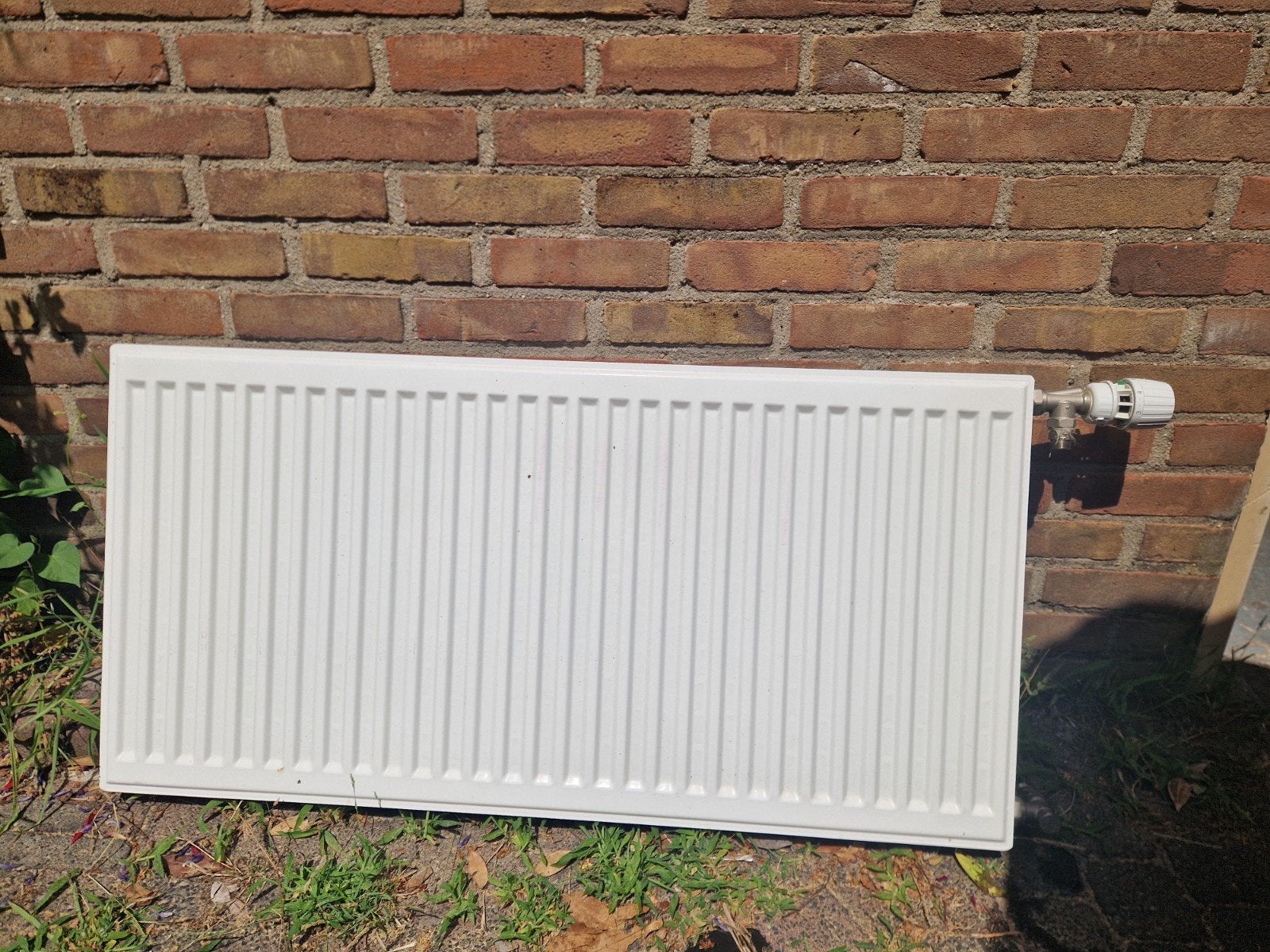 Witte radiator met thermostaatknop, 30 tot 80 cm, Gebruikt, Radiator, Ophalen of Verzenden