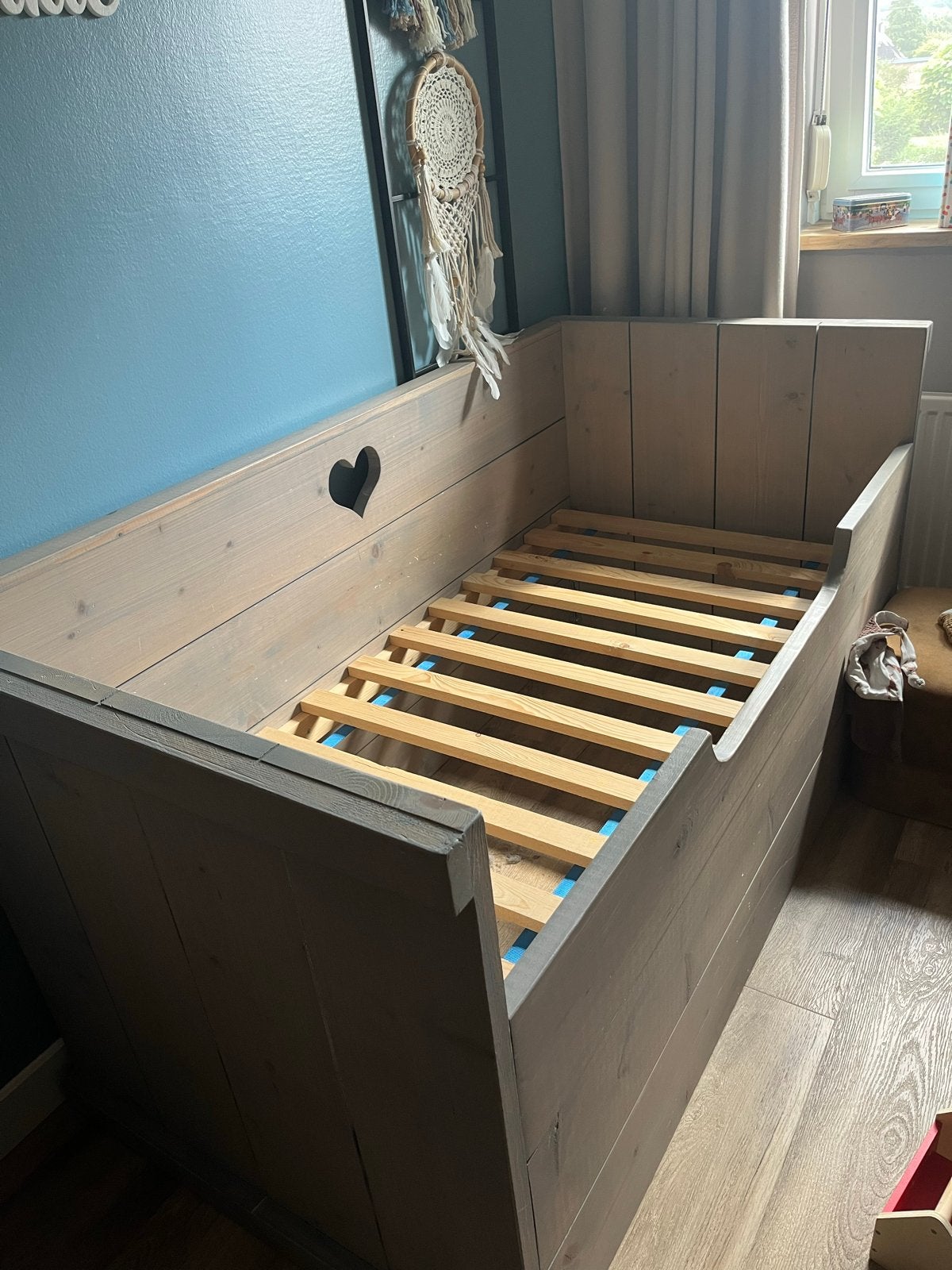 Steigerhouten peuterbed met matras - Jongen/Meisje, Huis en Inrichting, Slaapkamer | Bedden, Ophalen, Eenpersoons, Steigerhout
