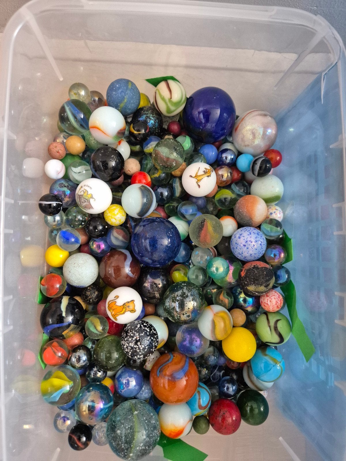 Grote bak vol diverse knikkers (ca. 8 kg), Ophalen, Gebruikt, Jongen of Meisje