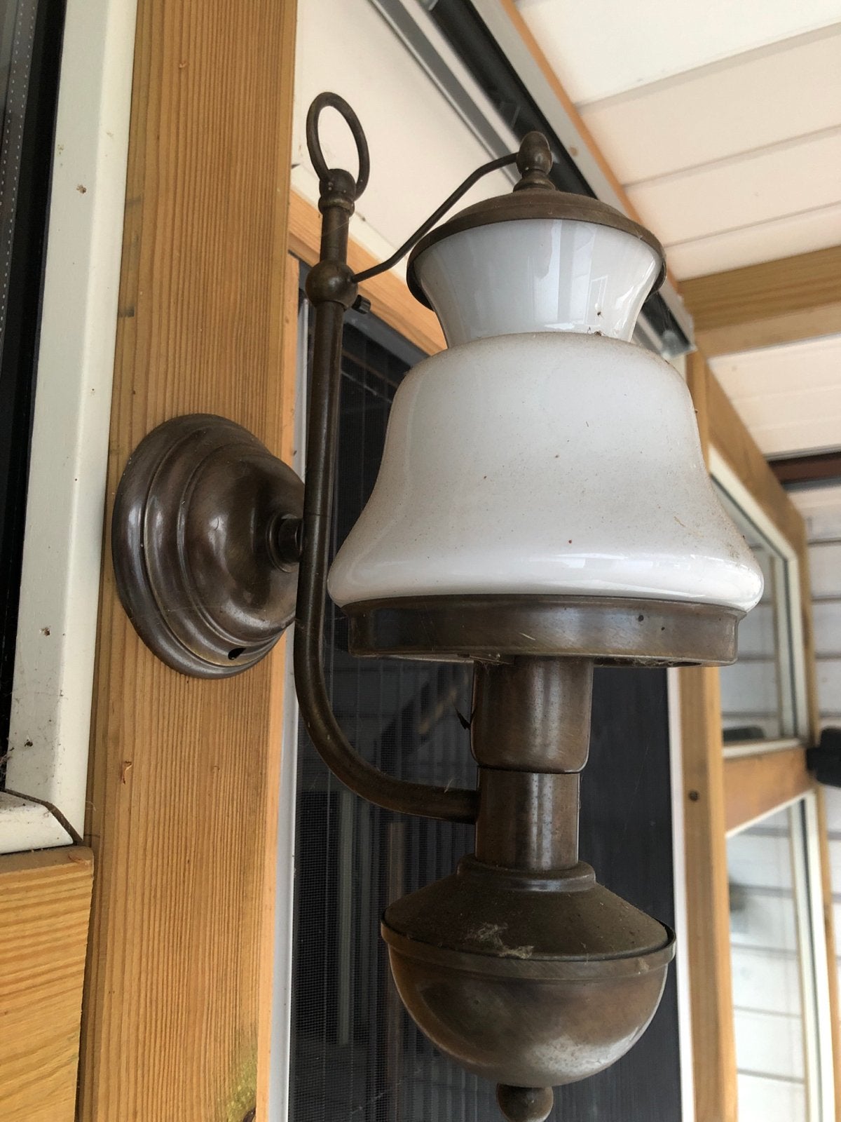 Antieke buitenlamp met opaline glas, Ophalen of Verzenden