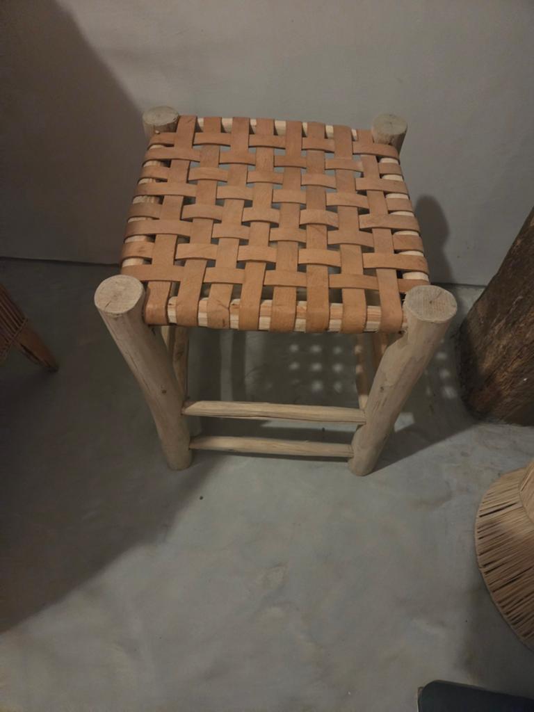 2 Nieuwe krukken met gevlochten leren zitting, Huis en Inrichting, Twee, Nieuw, Ophalen of Verzenden, Leer