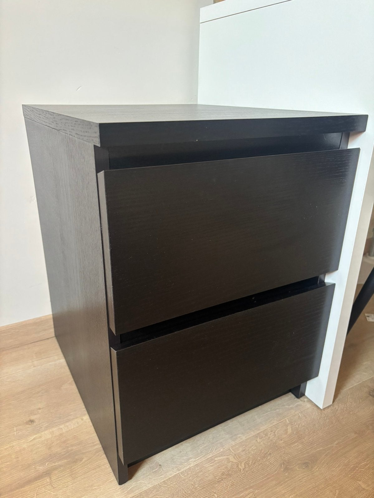 Malm nachtkastje 2 lades, Ophalen, Zo goed als nieuw, Minder dan 45 cm, 55 tot 70 cm