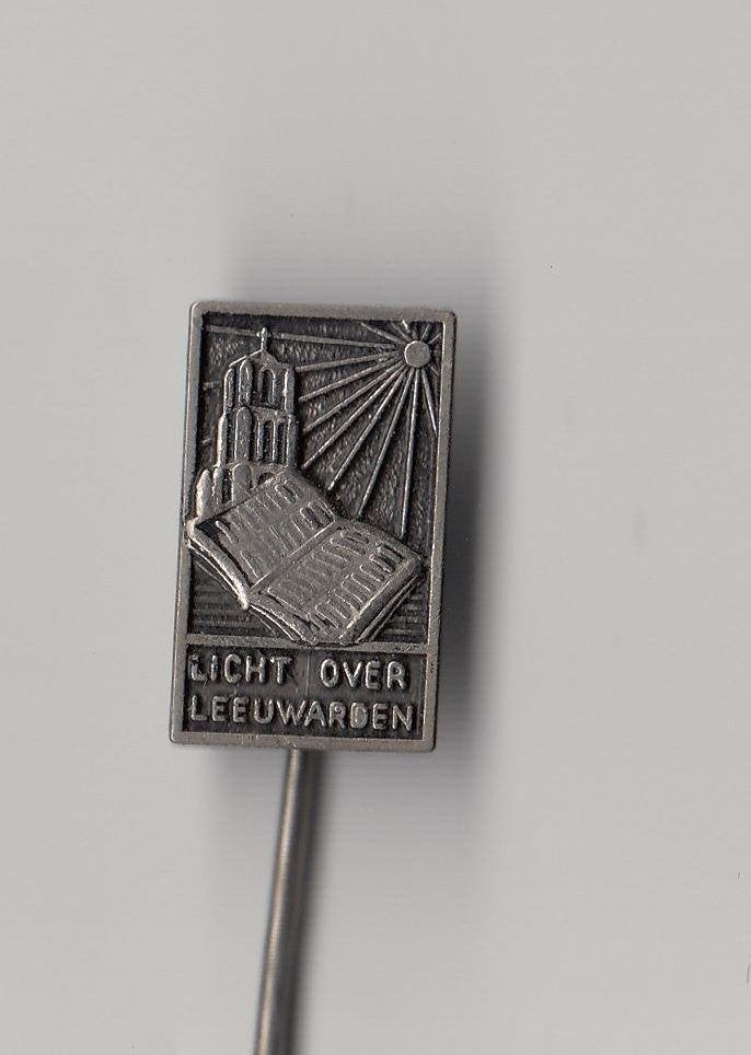 Licht over Leeuwarden Friesland Oldehove speldje, Verzamelen, Speldjes, Pins en Buttons, Gebruikt, Niet vindbaar, Niet vindbaar