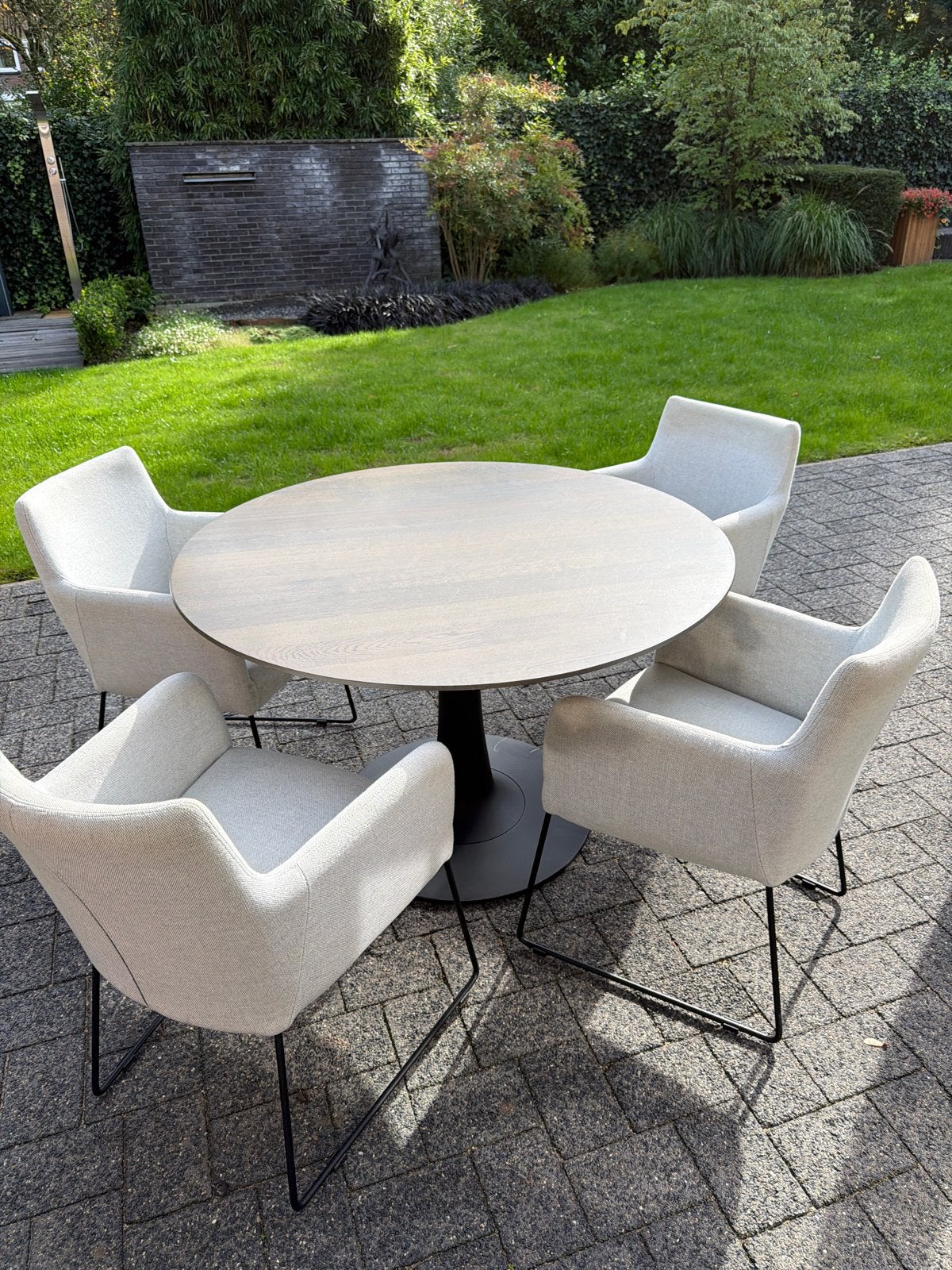 Leolux eettafel met 4 stoelen, Ophalen, Gebruikt, Rond, 100 tot 150 cm