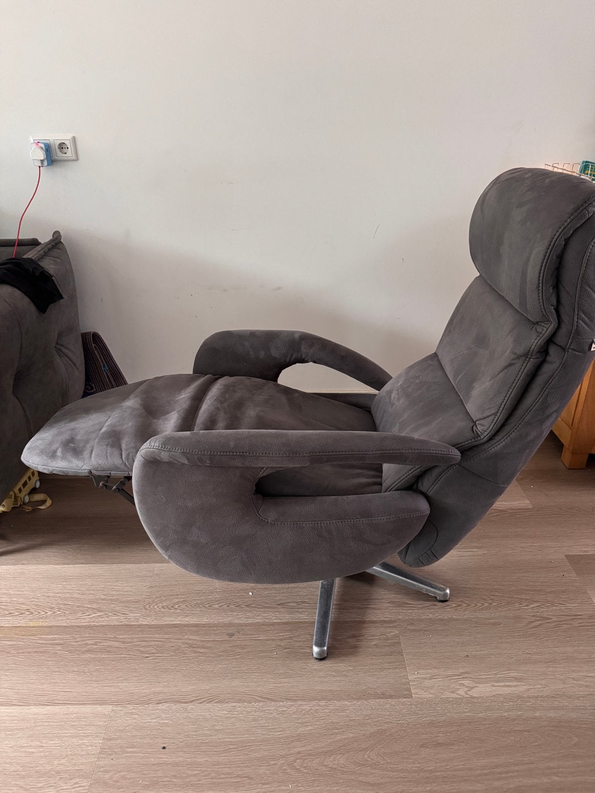 Comfortabele grijze relaxfauteuil met draaivoet, Ophalen, Gebruikt, Stof, 75 tot 100 cm