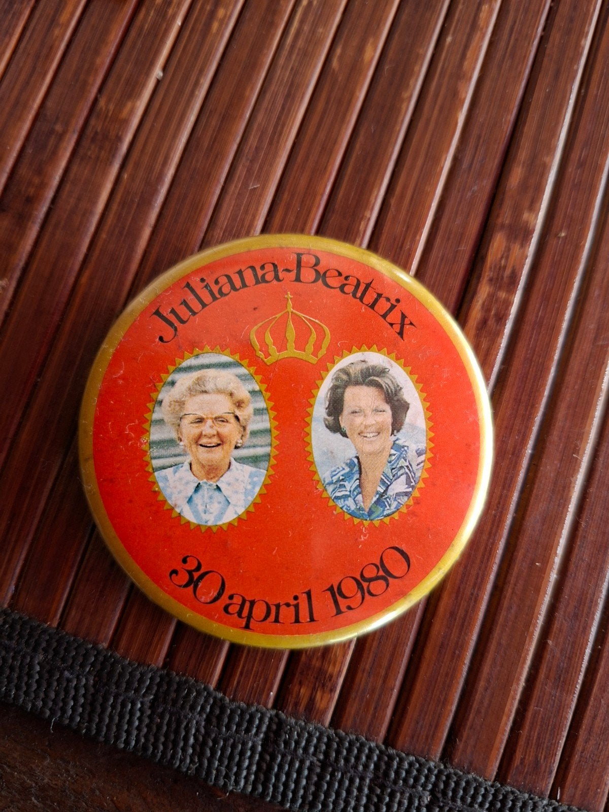 Speld Juliana-Beatrix 30 april 1980 - 5,5 cm diameter, Verzamelen, Ophalen of Verzenden, Gebruikt, Nederland, Speld(je) of Lepel(tje)