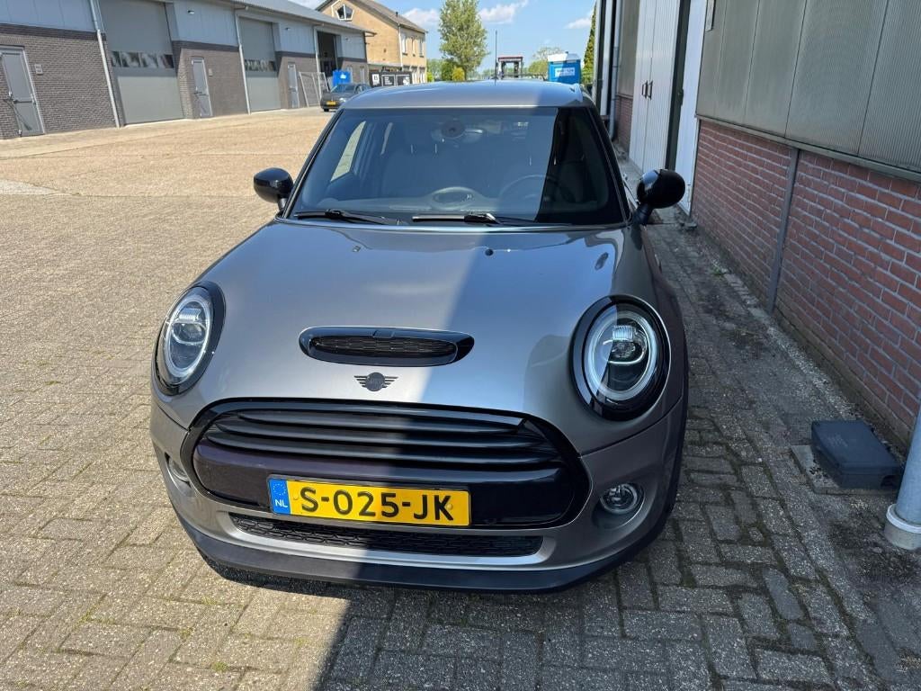 Mini 5-deurs (f55) 1.5 136pk Aut 2020 Grijs, Auto's, Mini, 136 pk, Euro 6, Leder en Stof, Grijs