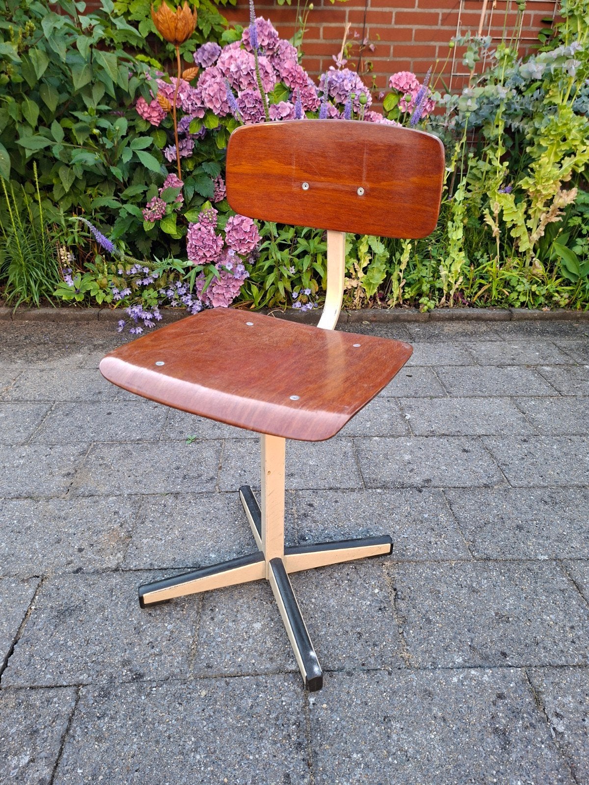 Mooi oud klein nostalgisch schoolbankstoeltje., Ophalen