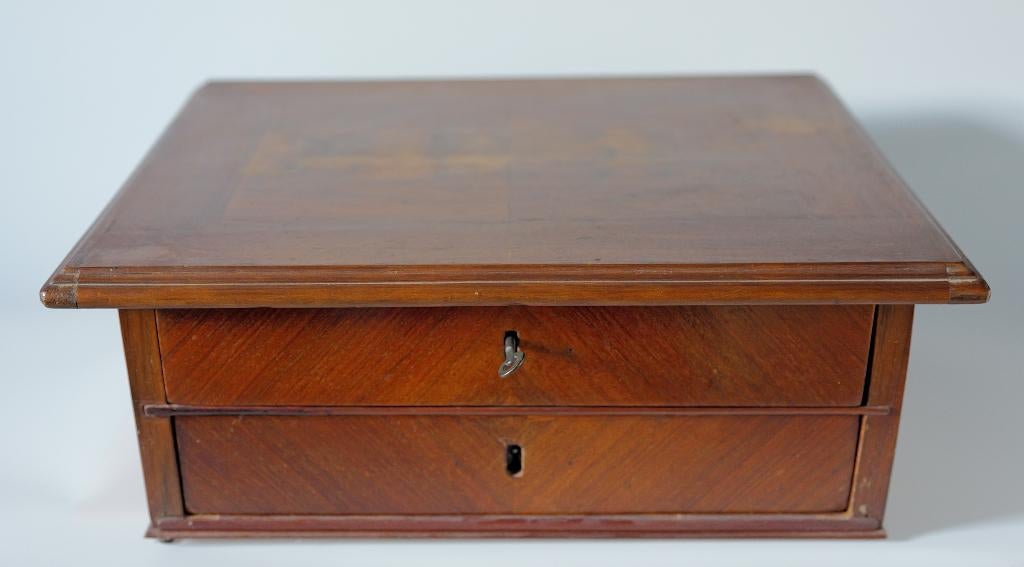 Houten naaikist., Ophalen