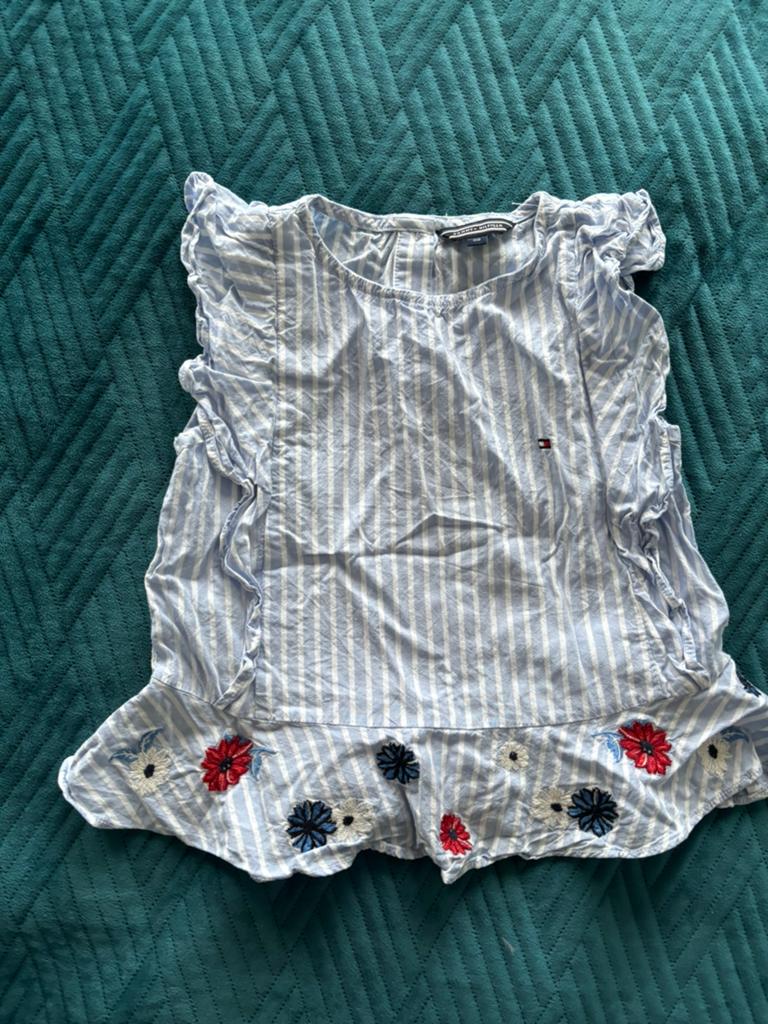 Tommy Hilfiger blousje gestreept met bloemen maat 110, Kinderen en Baby's, Kinderkleding | Maat 110, Ophalen of Verzenden, Zo goed als nieuw