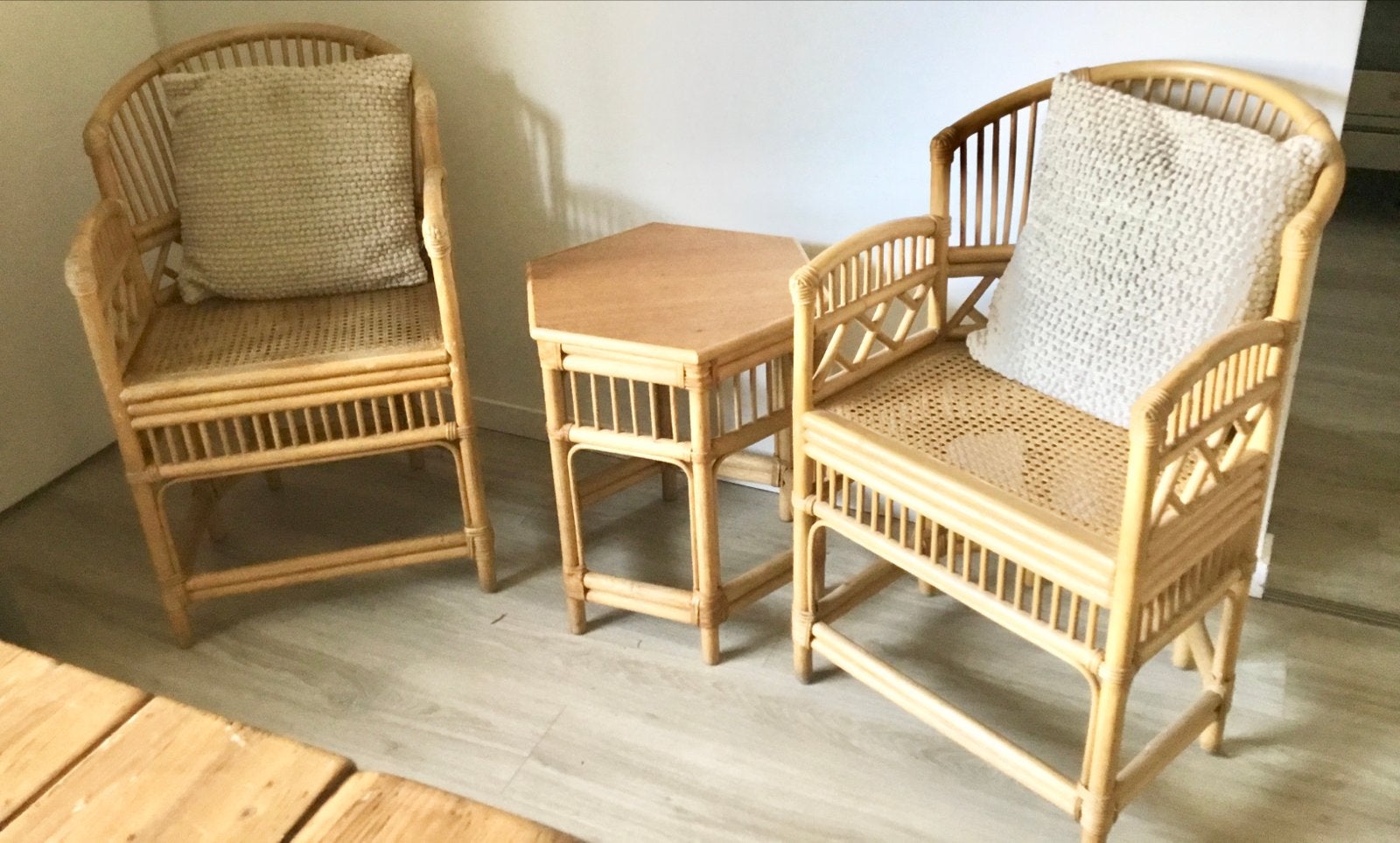 VINTAGE BAMBOE|ROTAN 2 STOELEN, 2 KUSSENS EN EEN TAFELTJE, Ophalen