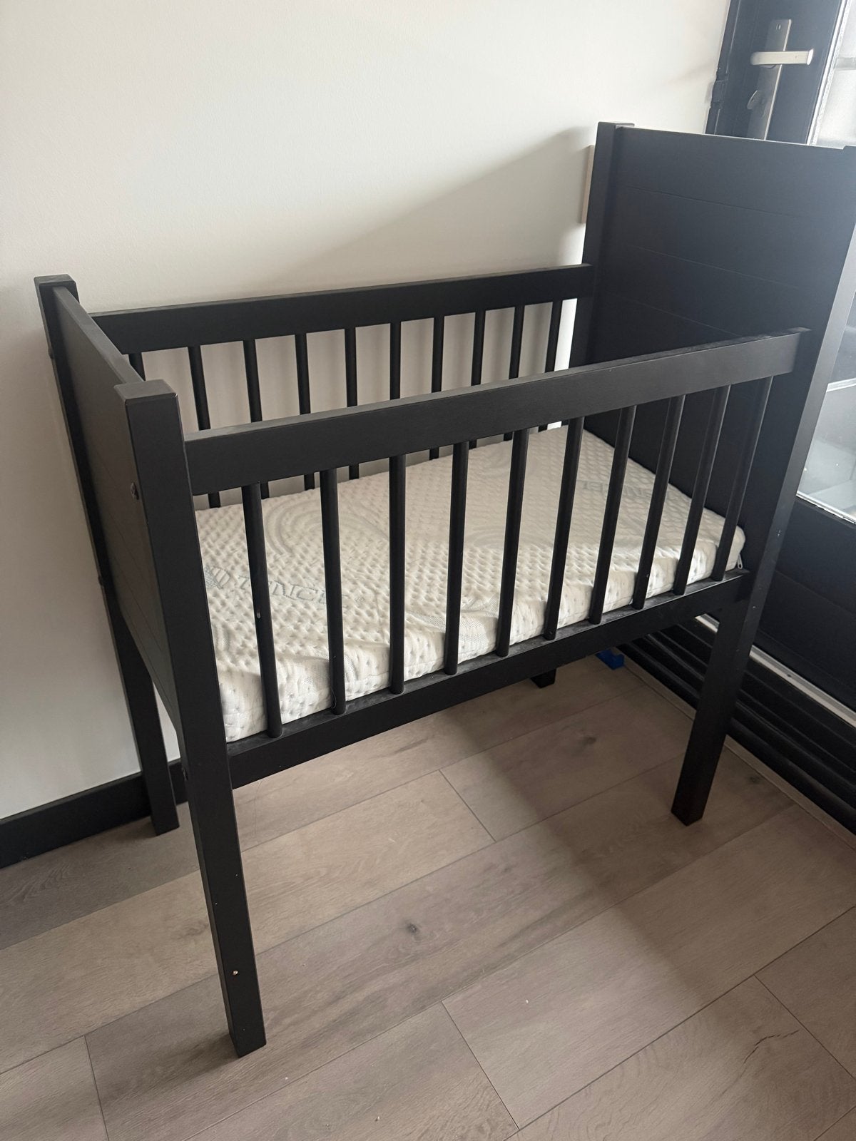 Kidsmill Wieg Mat Zwart met matras, Ophalen, Zo goed als nieuw, Wieg