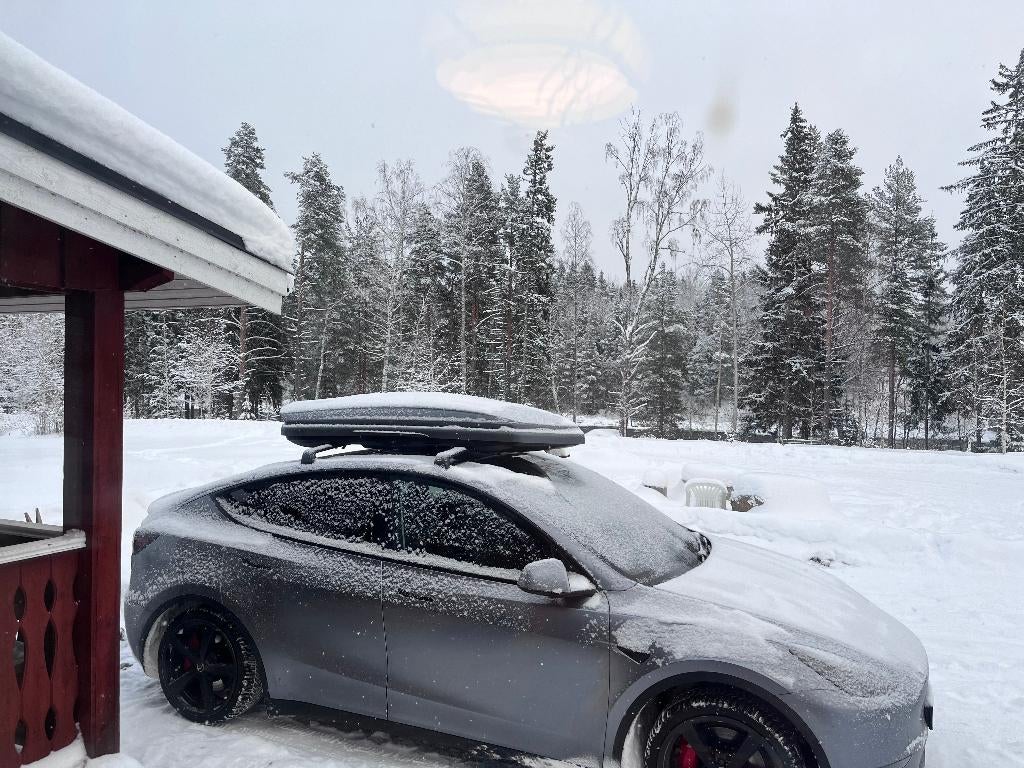 Tesla Model Y 2023 dakdragers te HUUR, Ophalen, Gebruikt