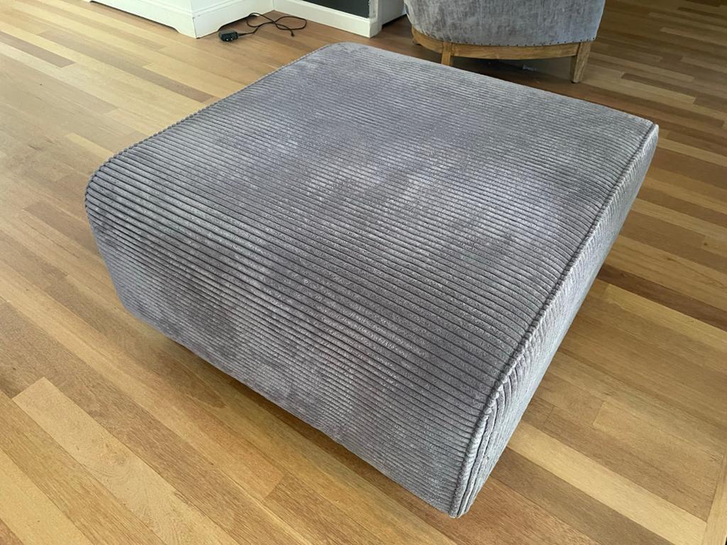 Taupe kleur ribfluwelen hocker, poef of voetenbank, Ophalen, Zo goed als nieuw, Stof, 50 tot 75 cm