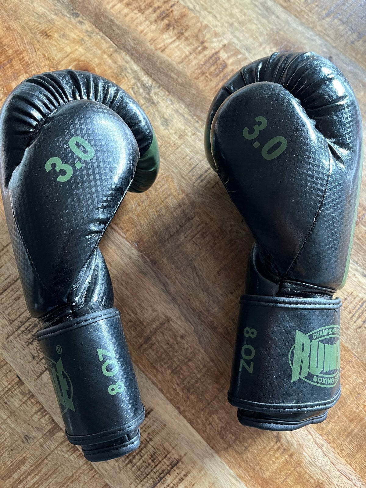 Rumble boks set: handschoenen en scheenbeschermers S, Sport en Fitness, Vechtsporten en Zelfverdediging, Ophalen, Overige, Vechtsportbescherming