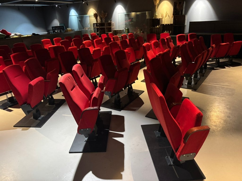 Bioscoop-/theaterstoelen – 25 complete 2-zits - 50 plaatsen, Huis en Inrichting, Ophalen, Gebruikt, Bios,- / theaterstoel, Hout