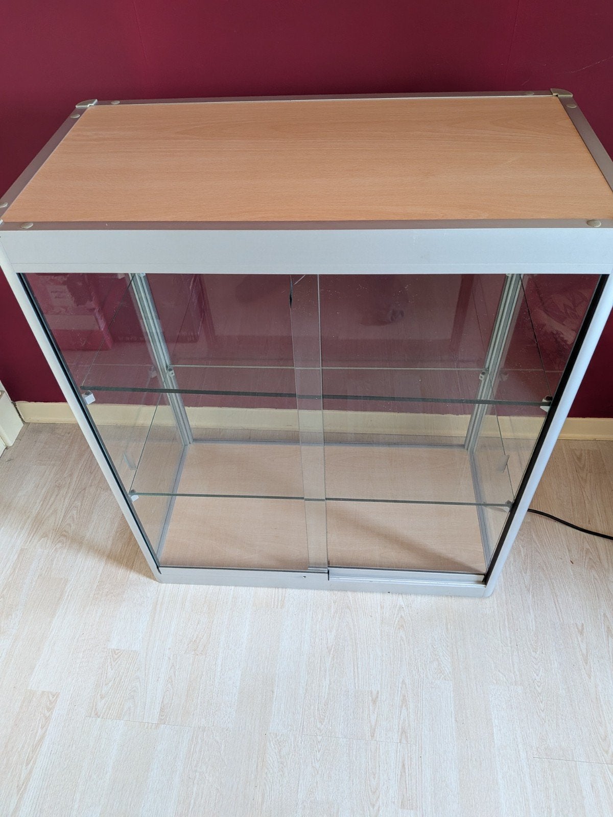 Glazen vitrinekast met verlichting, Ophalen, Gebruikt, Eikenhout, Modern en strak