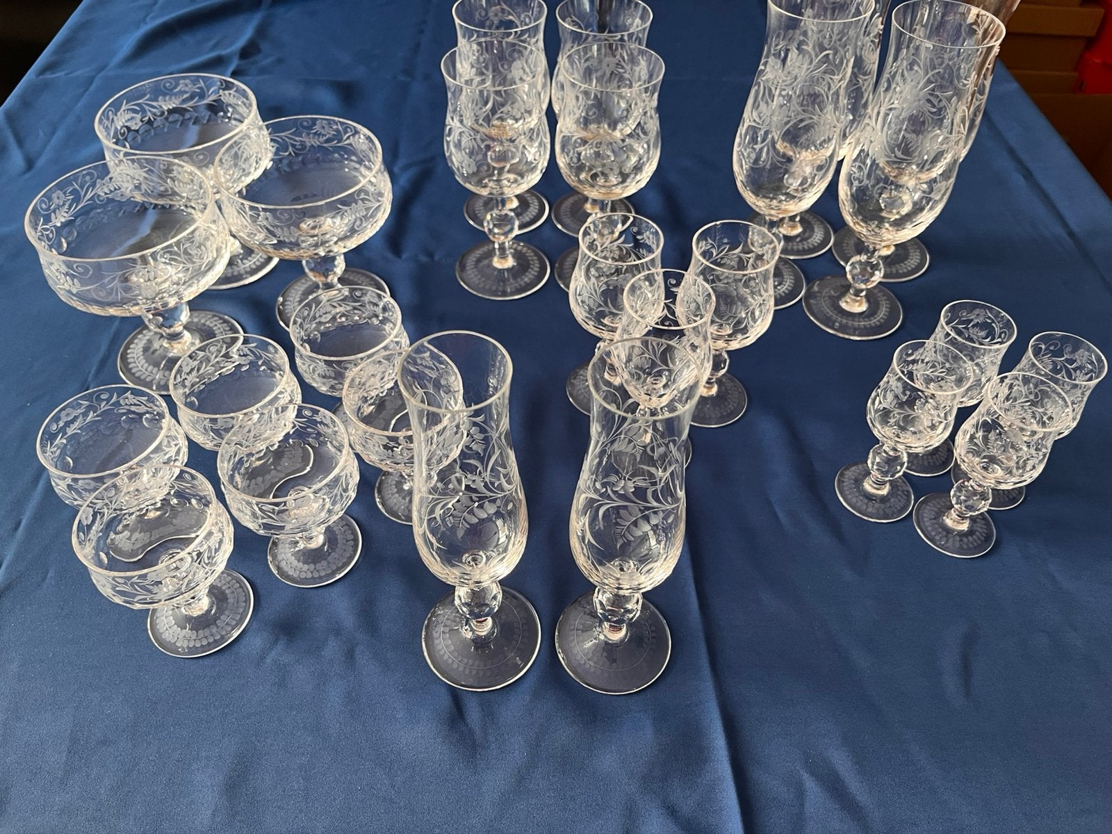 Prachtige Set Glazen van Gegraveerd Kristal met Bloemmotief, Ophalen