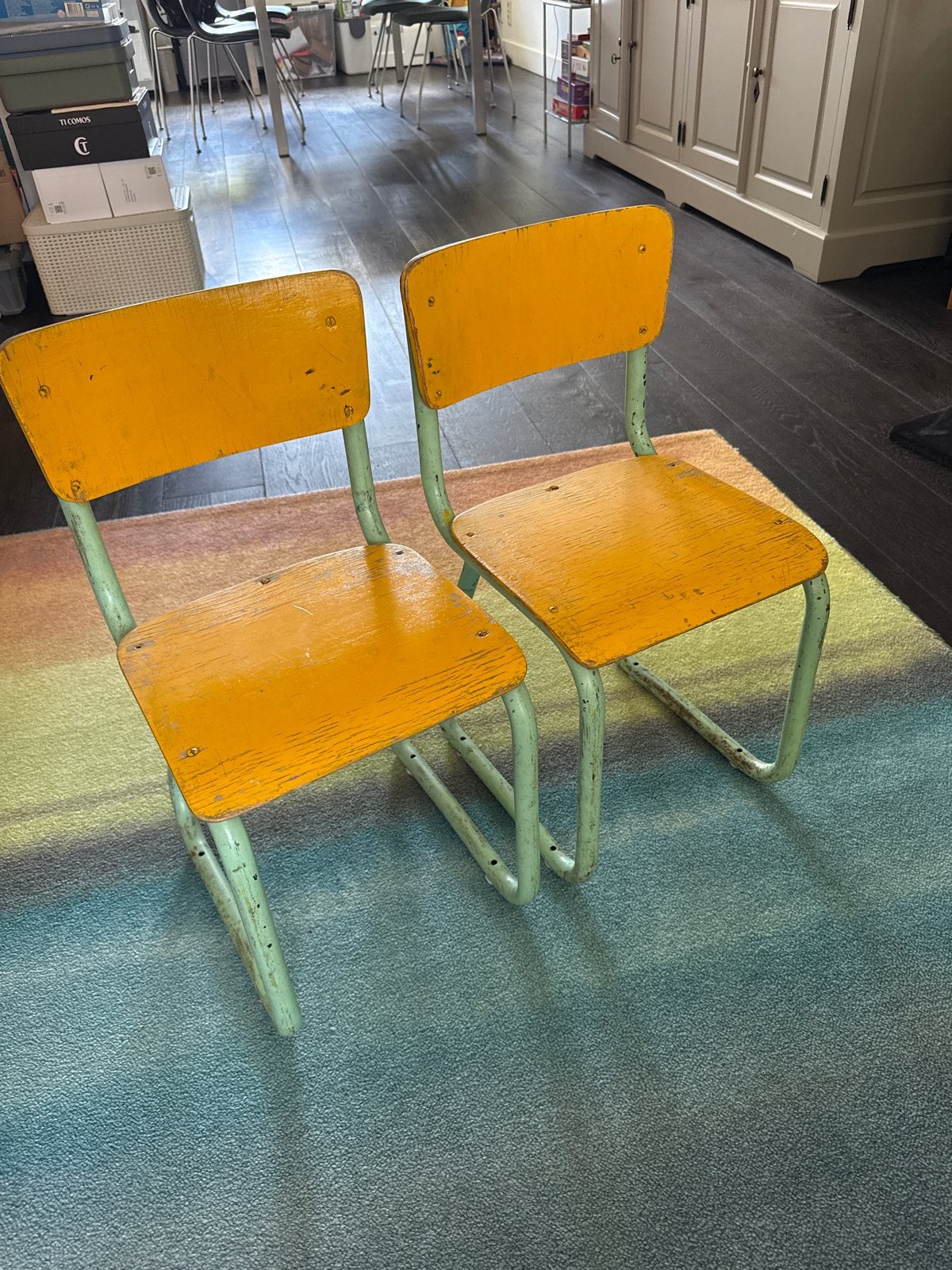 Vintage schoolstoeltjes - Geel en oud groen, Ophalen
