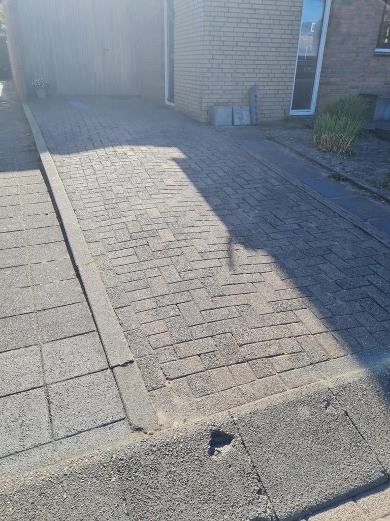 Gratis! 30-40 m2 gebruikte betonnen klinkers en tegels, Tuin en Terras, Tegels en Klinkers, Ophalen, Gebruikt, Klinkers, 10 m² of meer
