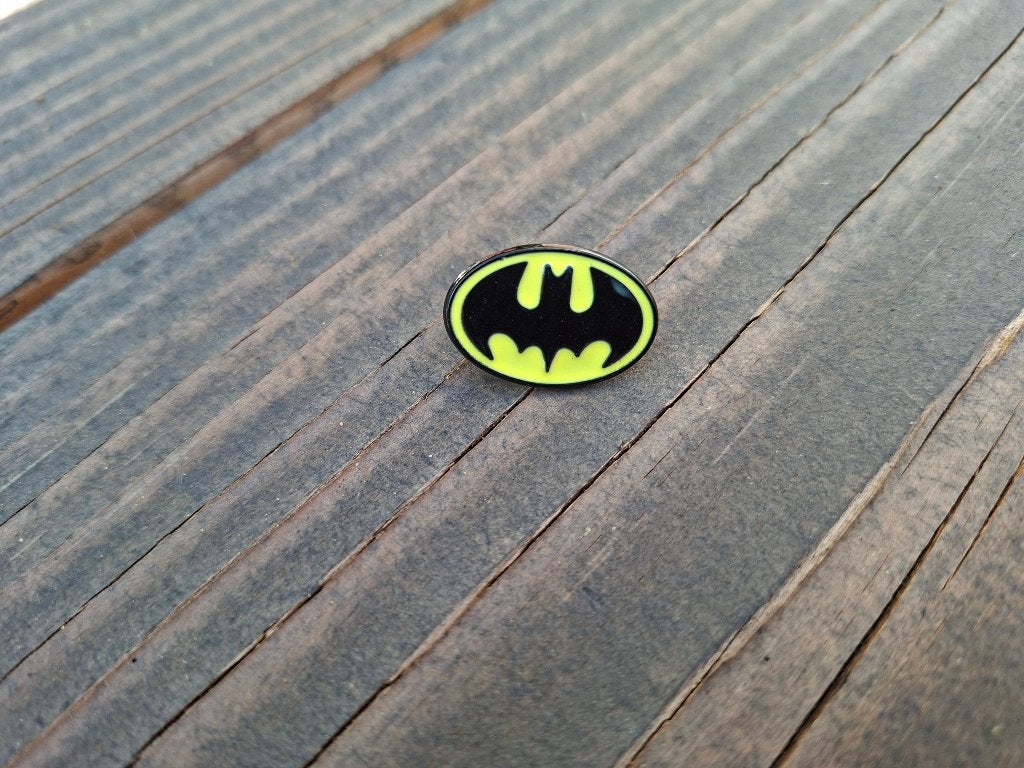 1 mooie pin van het Batman logo te koop, Ophalen of Verzenden, Nieuw, Overige onderwerpen, Speldje of Pin